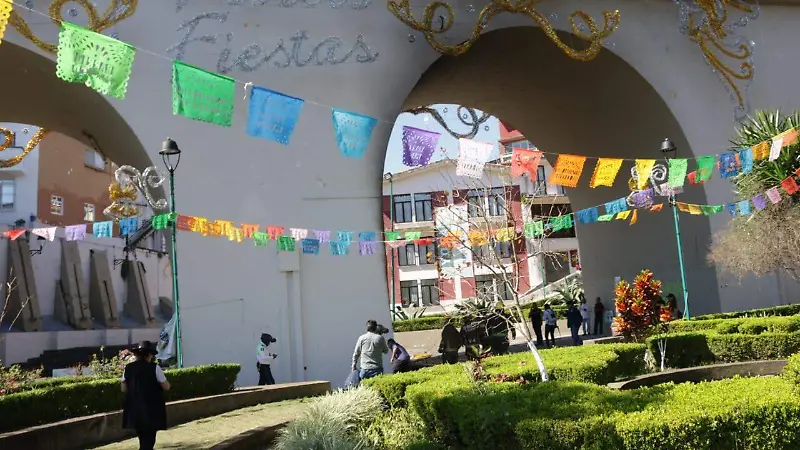 Fuego en adornos navideños bajo el puente Xallitic